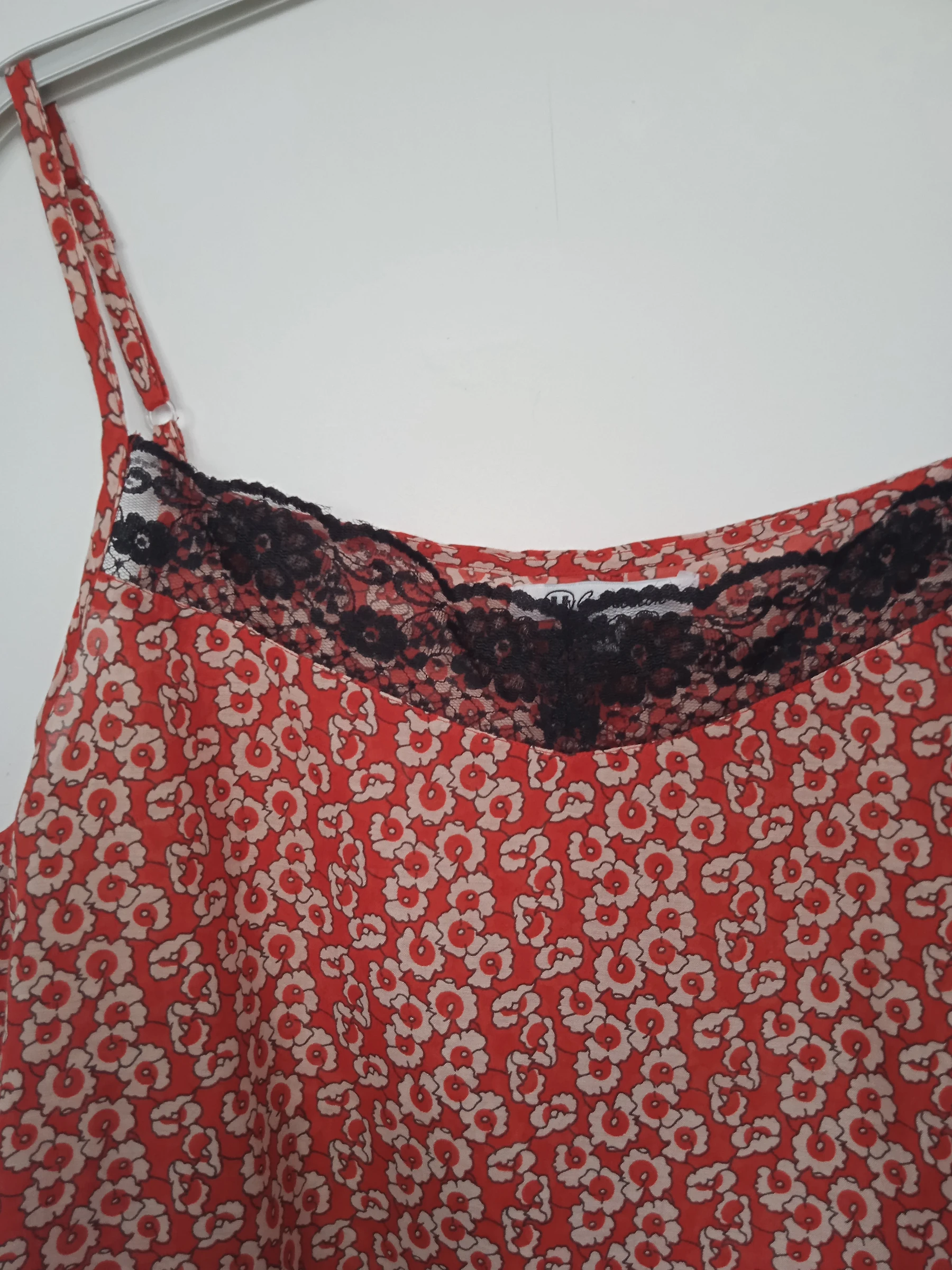 Pequeña blusa, sin mangas, roja con encaje negro talla 40 – photo 2